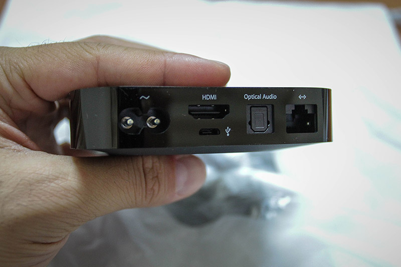 Cihazın arkası: İhtiyaç duyulan 6W'lık gücü alabilmesi için güç kablosu giriş yeri, HDMI bağlantı portu, optik ses çıkışı ve micro-USB girişi (hayır harici disk bağlamıyor maalesef). Eğer ki Wi-Fi ağı yoksa bağlantı için 10/100 Mbps'lik ethernet portu da mevcut.