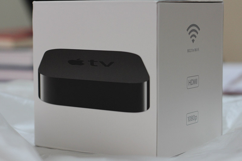 Apple TV'nin 3. jenerasyonu 1080p HD video oynatabilme desteğiyle birlikte 2012 yılında tanıtıldı ve satışına başlandı. Bir avuç içine sığabilecek cihazın kutusu da bir avuçluk.