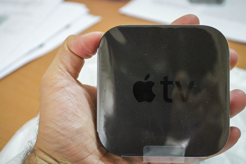 Cihaz 23 mm'lik yüksekliğe ve 98 mm'lik genişliğe/derinliğe sahip kare, avuç içi boyutlarında bir cihaz. 1. nesil Apple TV 1 kg gelirken yeni nesil Apple TV'ler sadece 270 gram.