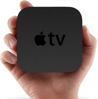 Yeni Apple TV dörtte bir oranında küçültüleen boyutlarıyla (23x98x98 mm) bir avuç içine sığabilecek hale getirilmiş, 720p HD video oynatabilme kapasitesine ulaşmıştı.